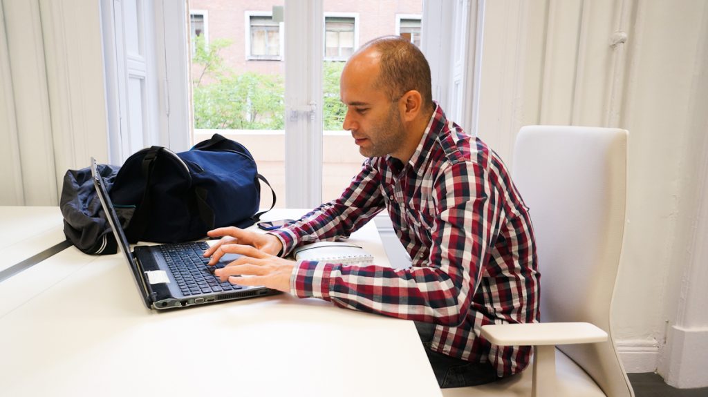 Persona trabajando con computadora – Flickr – Antonio Tajuelo –